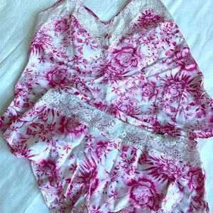 Silk chemise and shorts in 🌸 floral design with beautiful lace